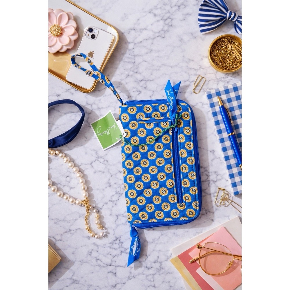 Vera Bradley‎ Blue Medallion Zip Around Wallet Wristlet Quilted Cotton